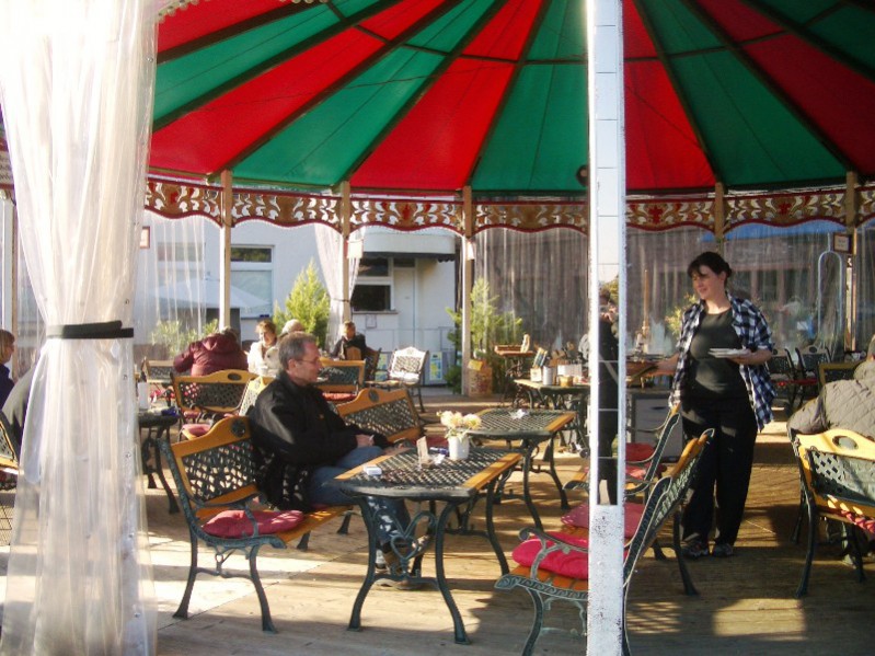 Biergarten mit Rheinblick