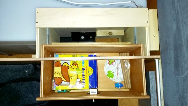 Schublade in der Sitzbank offen