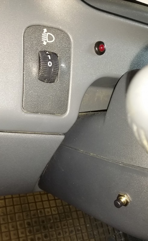 Status-LED und Service-Schalter