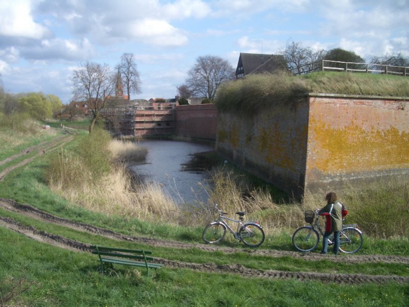 Festungsmauer mit Graben