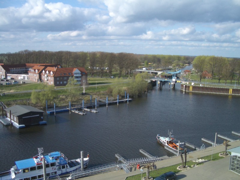 Schleuse, im Hintergrund der SP