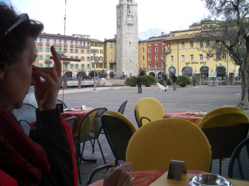 Uferpromenade mit dem Torre Apponale