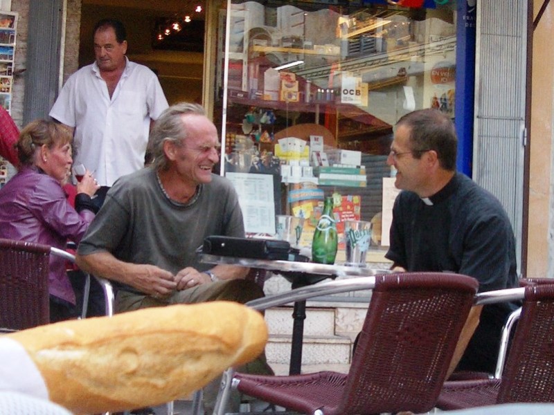 man trifft sich in kleinen Cafés