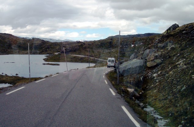 Passtraße mit Schneestangen