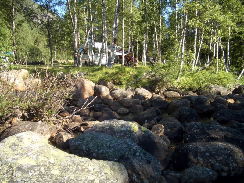 idyllischer Stellplatz am Bach
