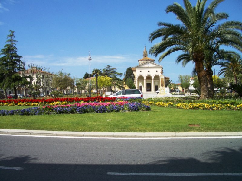 die kleine Kirche des Ortes