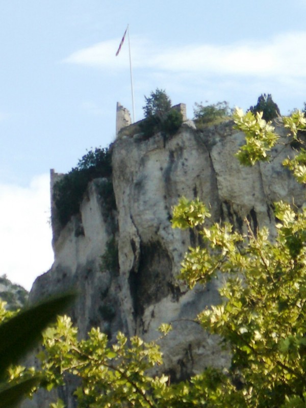Schlossruine auf einem Felsen