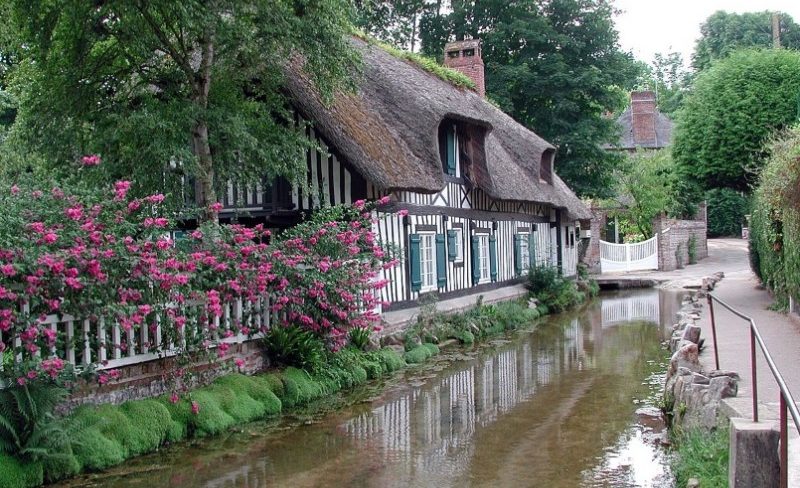 der Küstenfluss im Ort