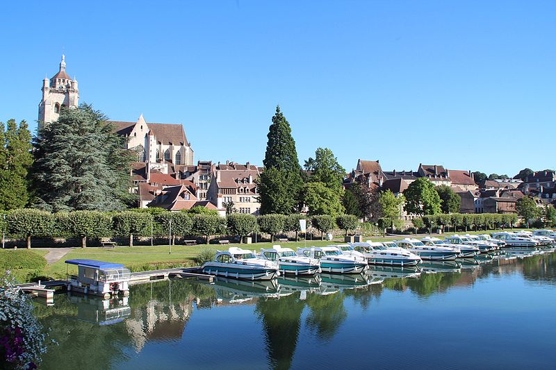 Altstadt mit Stiftskirche Notre-Dame, vorn der Rhein-Rhône-Kanal