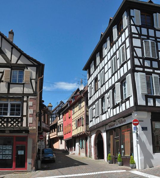 Blick in die Rue de l’Église, links die Rue Neuve