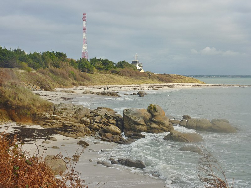 der Wachturm und der Strand mit Dünen.