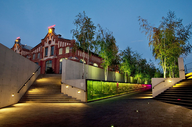 Illuminierte Fußgängerunterführung am Bahnhof