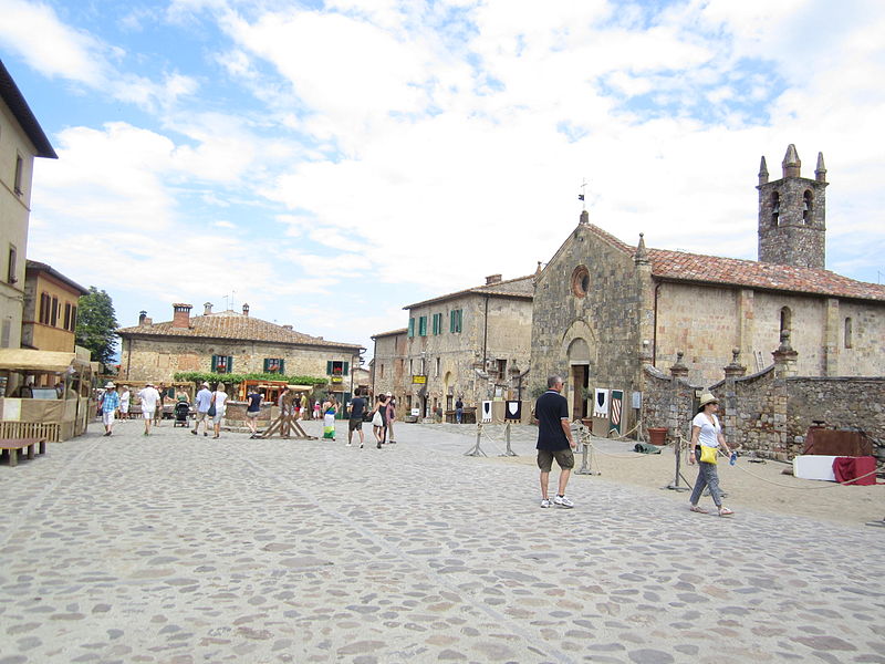Monteriggioni Piazza Roma