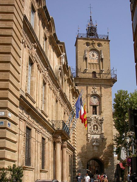 Aix Rathaus mit Uhrturm