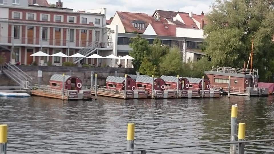 Brandenburg Flossverleih bei der Jahrtausendbrücke