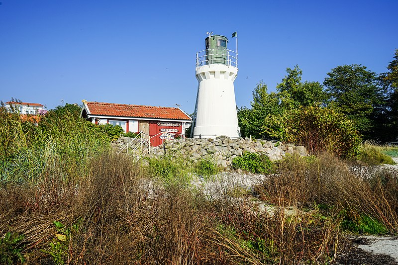 Hällevik_harbor_lighthouse