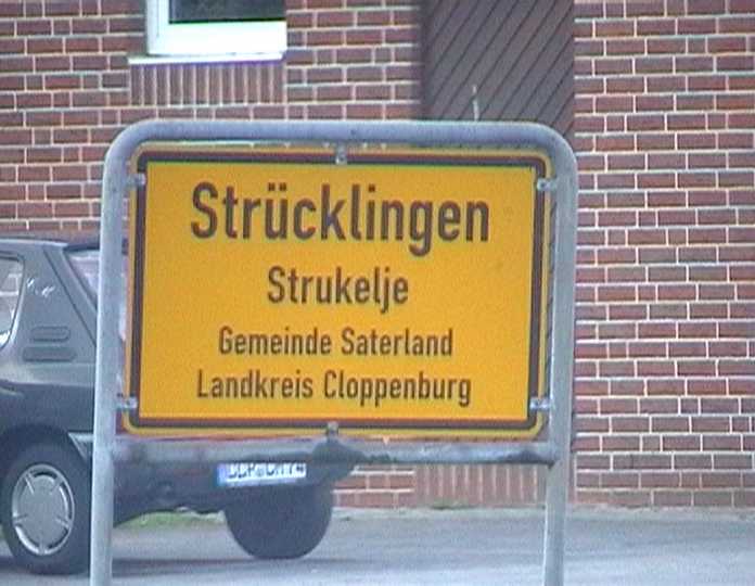 Strücklingen_Ortsschild_zweisprachig