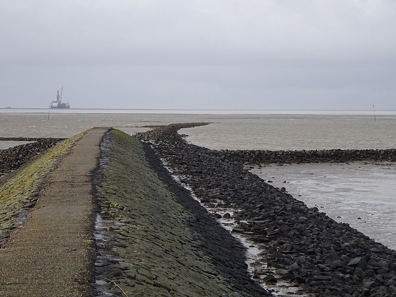 Friedrichskoog Trischendamm im Hintergrund Förderplattform Mittelplate