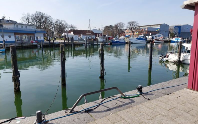 die Hafenräucherei am Hafenbecken hat zu