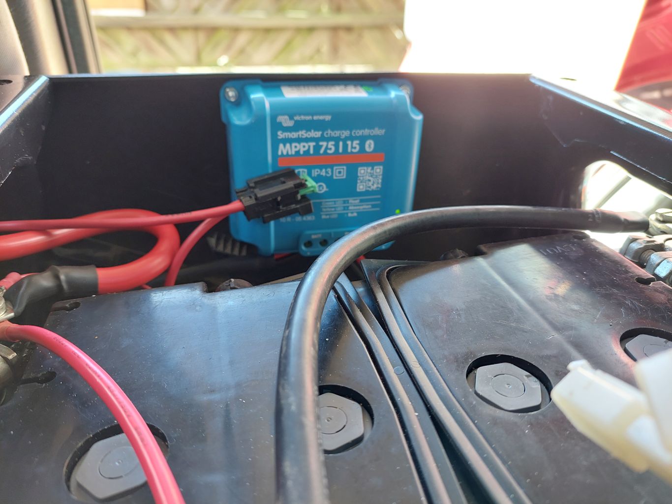 Laderegler im Batteriekasten unterm Fahrersitz
