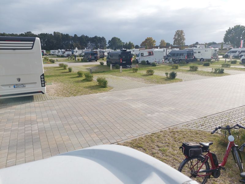 der Platz ist halb gefüllt